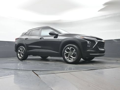 Used 2025 Chevrolet Trax LT FWD image 34