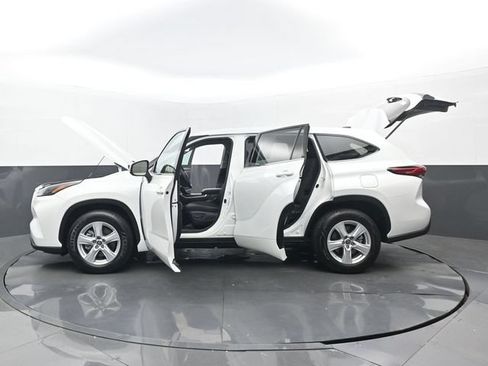 Used 2022 Toyota Highlander L FWD image 34
