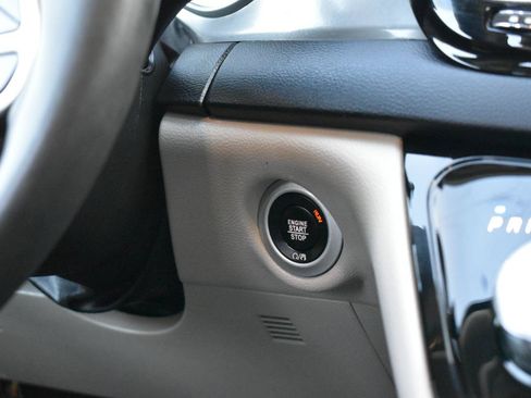 Used 2022 Chrysler Pacifica Touring-L FWD image 43