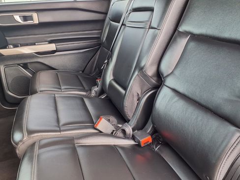 Certified 2022 Ford Explorer XLT w/ Equipment Group 202A image 7