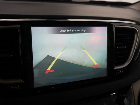 Used 2023 Chrysler Pacifica Touring-L FWD image 24