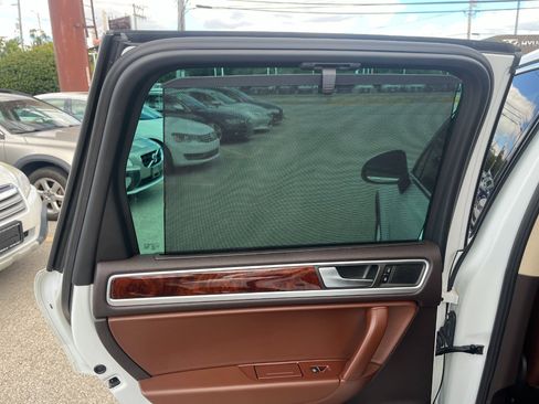 Used 2012 Volkswagen Touareg Hybrid image 13