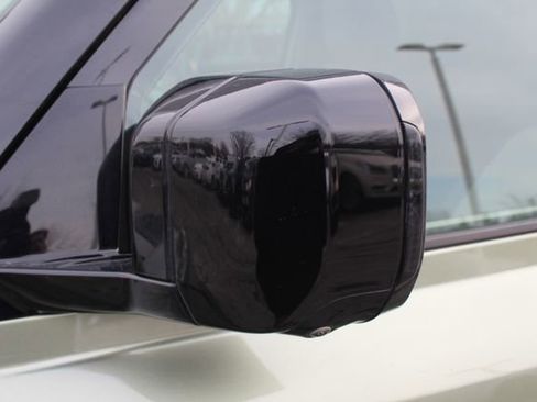 Used 2023 Land Rover Defender 90 X-Dynamic SE image 12