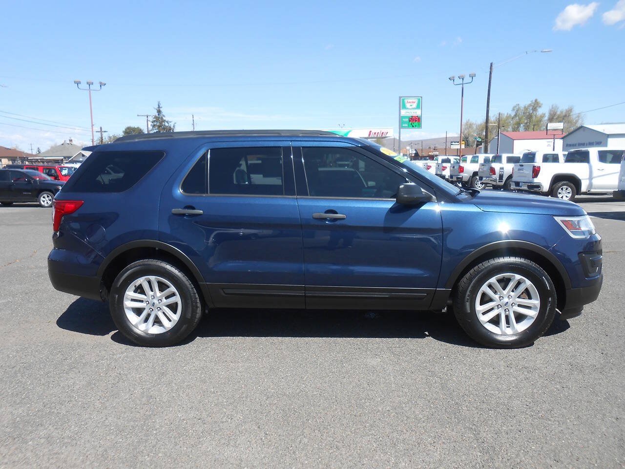 Used 2017 Ford Explorer 4WD image 2
