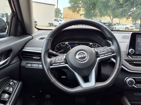 Used 2025 Nissan Altima 2.5 SR FWD image 15