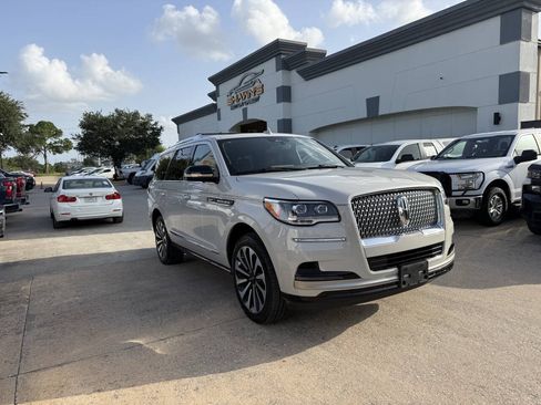 Used 2023 Lincoln Navigator Reserve AWD/4WD image 2