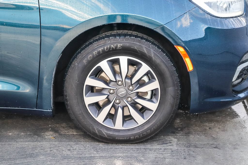 Used 2024 Chrysler Pacifica Limited FWD image 11