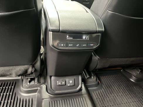 Used 2023 Toyota Highlander Limited image 12
