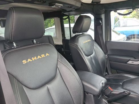 Used 2015 Jeep Wrangler Unlimited Sahara w/ Connectivity Group AWD/4WD image 12