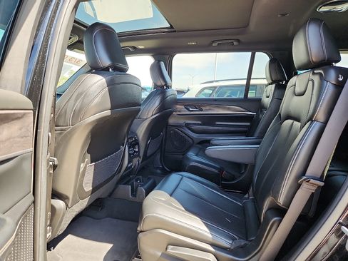 Used 2024 Jeep Grand Cherokee L Limited w/ Luxury Tech Group II AWD/4WD image 12