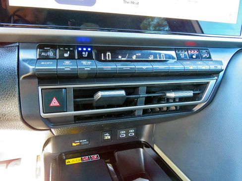 Used 2025 Toyota Camry LE image 29