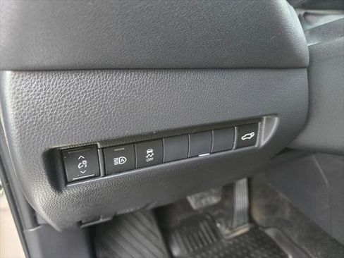 Certified 2023 Toyota Venza XLE image 18