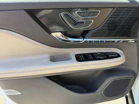 Used 2022 Lincoln Corsair AWD w/ Premium Package image 30