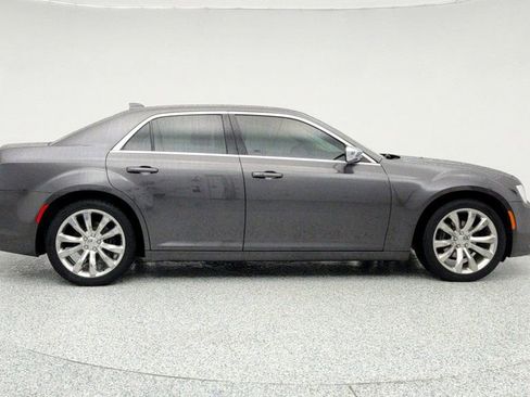 Used 2021 Chrysler 300 Touring w/ Chrome Appearance Package image 4