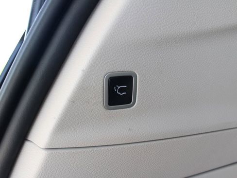 Used 2024 Chrysler Pacifica Limited FWD image 36