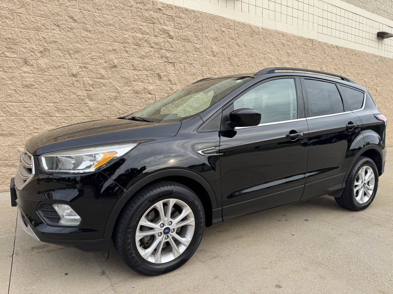 Used 2017 Ford Escape SE AWD/4WD image 2