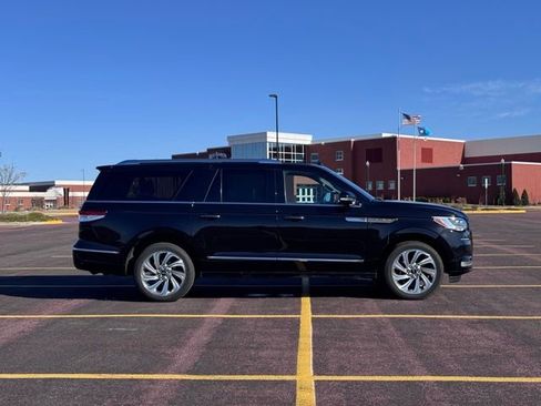 Used 2024 Lincoln Navigator L Reserve image 2