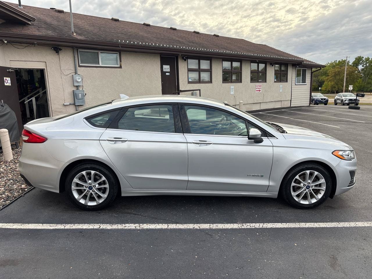 Used 2019 Ford Fusion SE FWD image 2