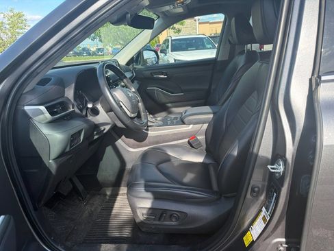 Used 2022 Toyota Highlander XLE AWD/4WD image 3