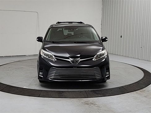 Used 2020 Toyota Sienna Limited Premium image 2