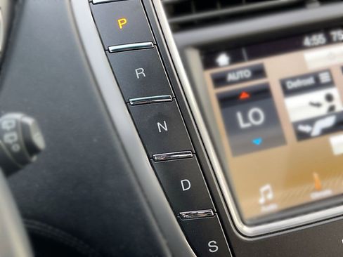 Used 2017 Lincoln MKX Select w/ Enhanced Security Package image 26