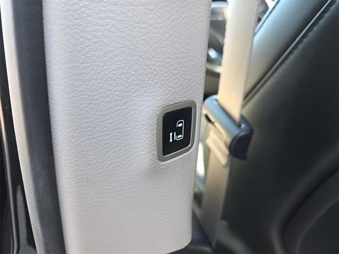 Used 2023 Chrysler Pacifica Touring-L image 21