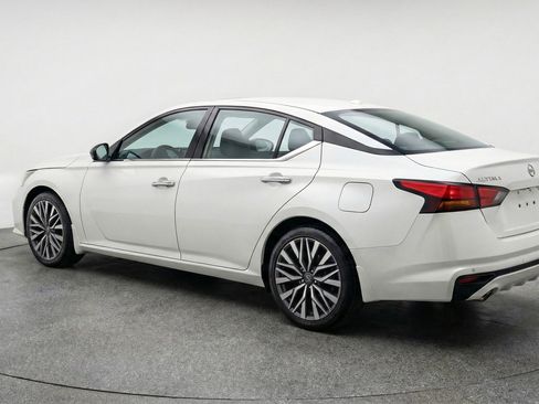 Used 2025 Nissan Altima 2.5 SV FWD image 6