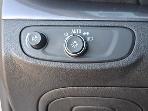 Used 2022 Buick Encore Preferred AWD/4WD image 24