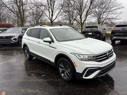 Used 2022 Volkswagen Tiguan SE w/ Panoramic Sunroof Package