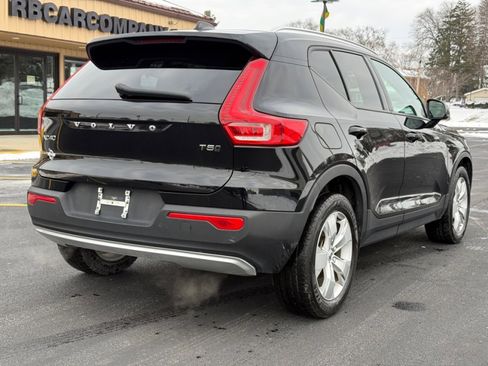 Used 2022 Volvo XC40 T5 Momentum image 8