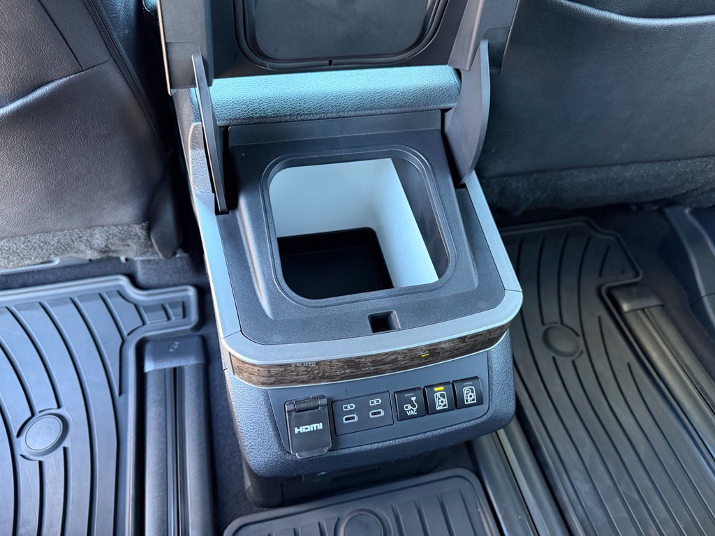 Used 2025 Toyota Sienna Platinum AWD/4WD image 33
