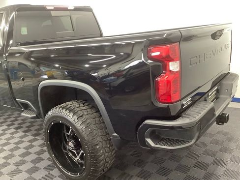 Used 2022 Chevrolet Silverado 2500 LT w/ Midnight Edition AWD/4WD image 3