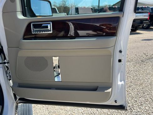 Used 2011 Lincoln Navigator L 4WD image 21