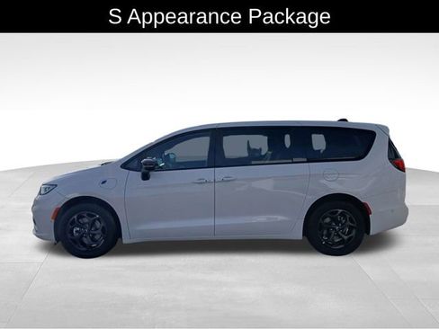 Used 2024 Chrysler Pacifica Select image 3