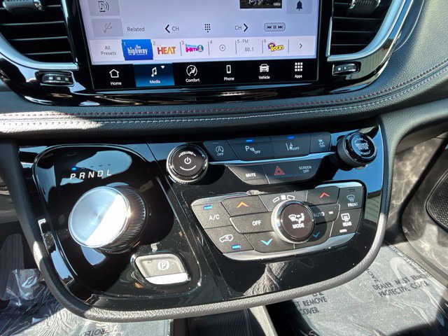 New 2027 Chrysler Pacifica Select FWD image 23