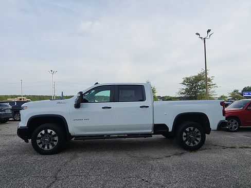 Used 2024 Chevrolet Silverado 2500 Custom w/ Custom Value Package AWD/4WD image 2