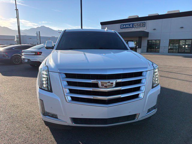 Used 2017 Cadillac Escalade Luxury RWD image 2