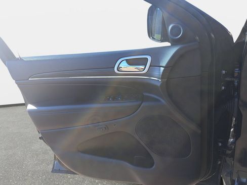 Used 2020 Jeep Grand Cherokee Limited AWD/4WD image 28
