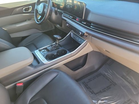 Used 2025 Kia Carnival EX image 13