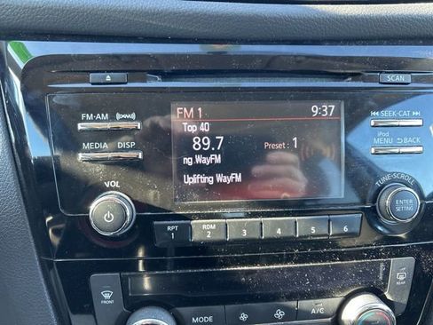 Used 2017 Nissan Rogue SV image 12