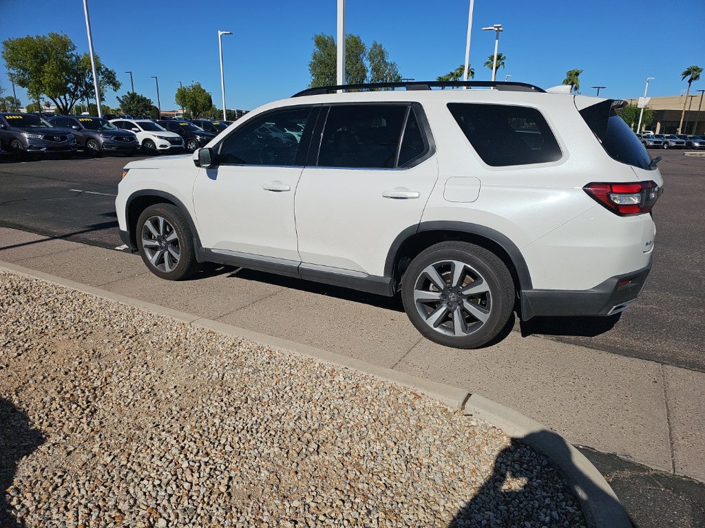 Used 2025 Honda Pilot Touring image 9