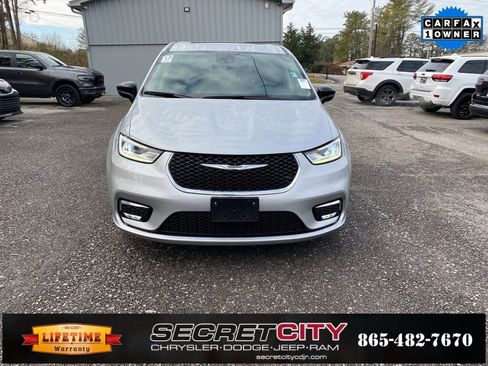 Used 2024 Chrysler Pacifica Limited image 2