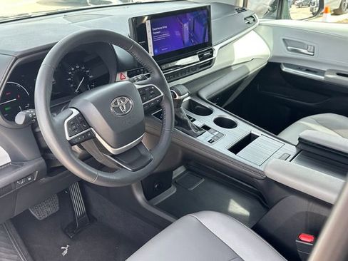 Used 2025 Toyota Sienna XLE image 9