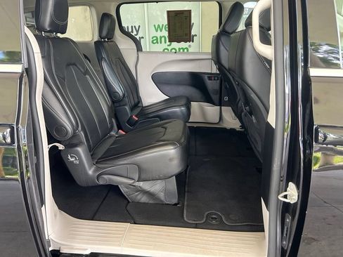 Used 2024 Chrysler Pacifica Touring-L FWD image 25