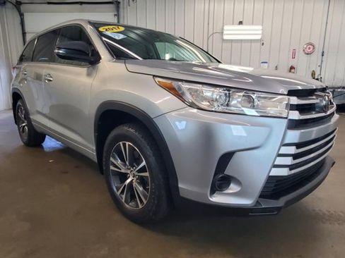 Used 2017 Toyota Highlander LE w/ Carpet Mat Package AWD/4WD image 2