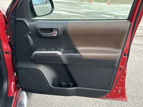 Used 2019 Toyota Tacoma Limited image 22