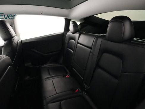Used 2022 Tesla Model Y Long Range image 24