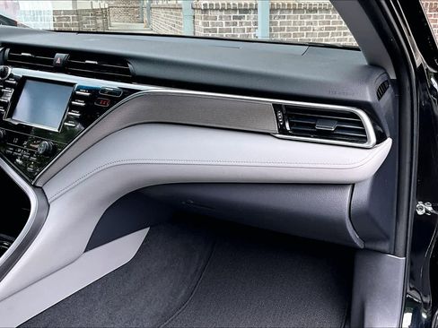 Used 2018 Toyota Camry SE w/ Convenience Package FWD image 18