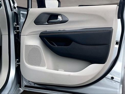 Used 2024 Chrysler Pacifica Touring-L image 28