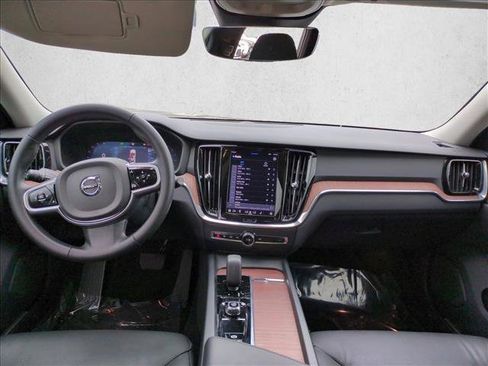 Used 2025 Volvo V60 B5 Cross Country Plus image 18